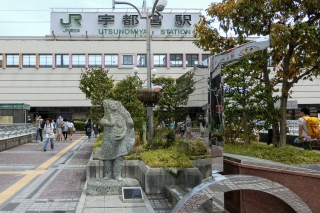 宇都宮駅　餃子の像